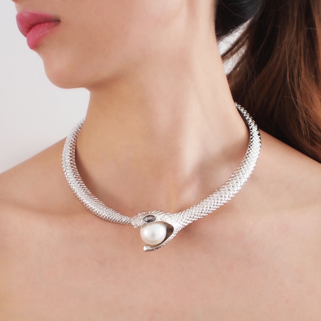 Snake Clutching Pearl Choker 35$